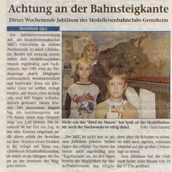 Historischer Zeitungsartikel mit der Überschrift „Achtung an der Bahnsteigkante“ zum 20-jährigen Jubiläum des MEC Gernsheim. Das Foto zeigt drei Kinder vor der Modelleisenbahnanlage.