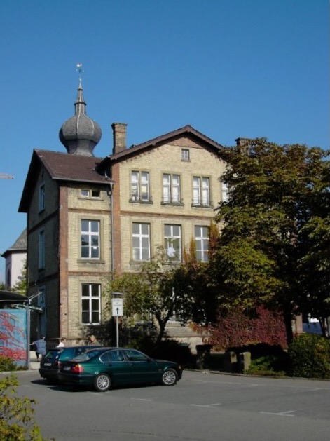 Außenansicht der Alten Realschule in Gernsheim, in der sich die Clubräume des MEC befinden.