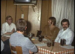 Historische Aufnahme von vier Teilnehmern der Gründerversammlung des MEC Gernsheim am 25. Oktober 1983. Die Männer sitzen gemeinsam an einem Tisch in der Gaststätte.
