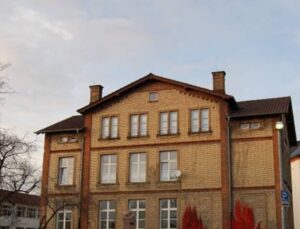 Historische Außenaufnahme der Alten Realschule in der Schulstraße 7 in Gernsheim, in der der MEC 1985 seine Clubräume erhielt.