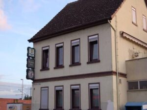 Außenansicht der Gaststätte „Zum Deutschen Haus“ in Gernsheim, in der am 25. Oktober 1983 die Gründerversammlung des MEC stattfand.