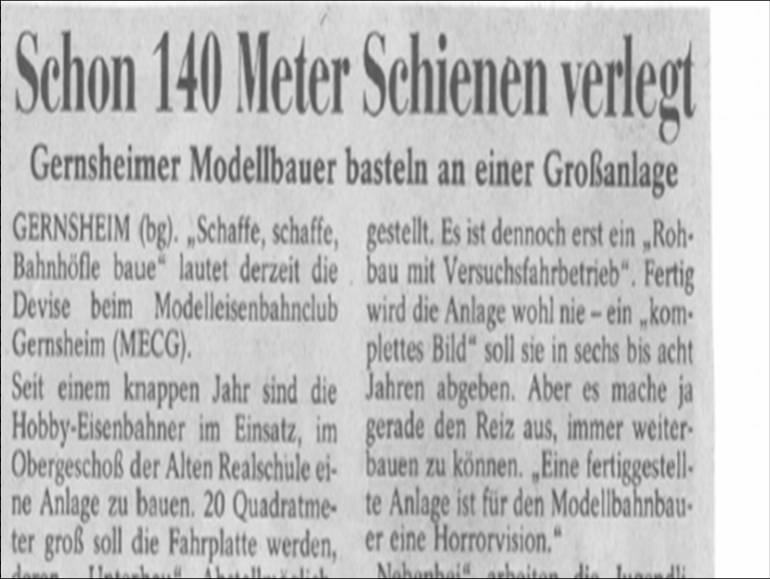Historischer Zeitungsausschnitt mit der Überschrift „Schon 140 Meter Schienen verlegt“ und dem Untertitel „Gernsheimer Modellbauer basteln an einer Großanlage“. Der Artikel berichtet über den Aufbau der Vereinsanlage des MEC Gernsheim im Jahr 1987.