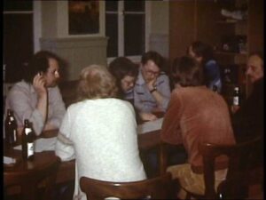 Historische Aufnahme von Vereinsmitgliedern des MEC Gernsheim, die 1984 gemeinsam an einem Tisch sitzen und die ersten Schritte zum Aufbau der Modellbahnanlage planen.
