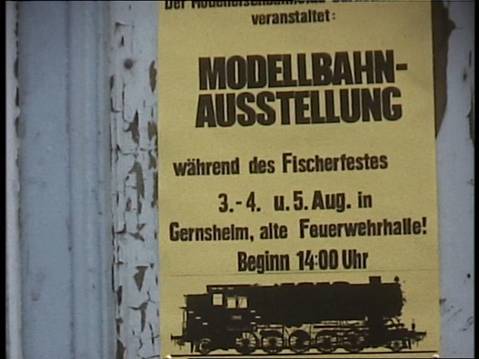 Gelbes Veranstaltungsplakat zur Modellbahnausstellung des MEC Gernsheim während des Fischerfestes vom 3. bis 5. August 1984 in der alten Feuerwehrhalle.