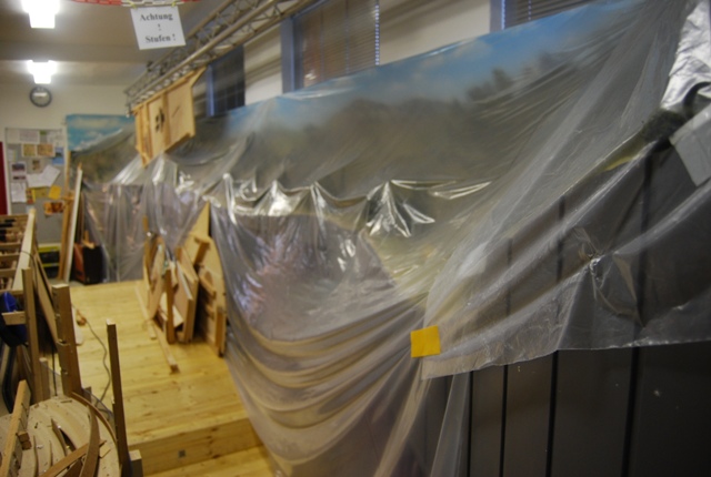 Die erhaltene Paradestrecke der Modellbahnanlage ist während der Abrissarbeiten vollständig mit transparenter Schutzfolie abgedeckt.