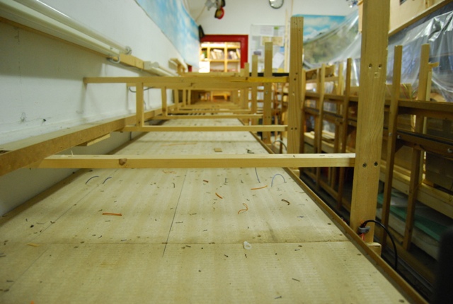 Leere Holztrassen des ehemaligen Schattenbahnhofs nach dem Entfernen der Gleise, mit sichtbaren Resten der alten Unterkonstruktion.
