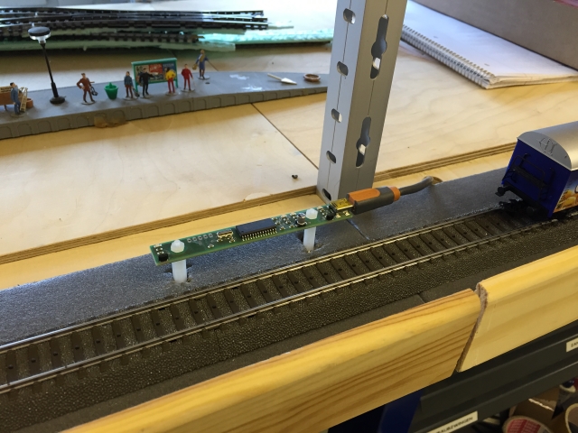 Einmessstrecke des MEC Gernsheim mit geradem Modellbahngleis, daneben montiertem RF-Sensor.
