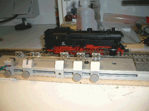 Schwarze Dampflokomotive BR082 auf dem Rollenprüfstand