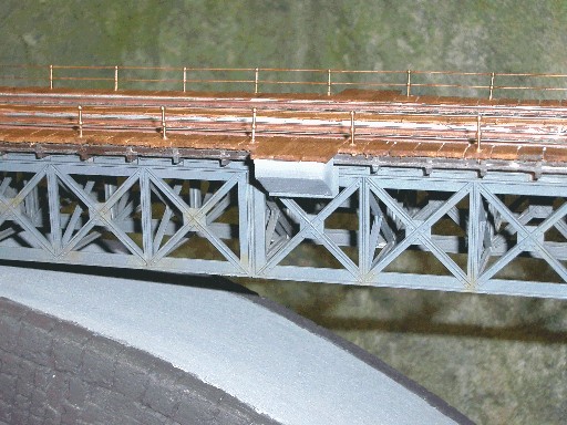 Detailaufnahme einer Modellbahnbrücke mit verstärkter Montagestelle für einen Oberleitungsmast.