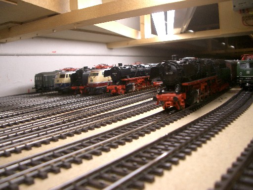 Mehrere Dampflokomotiven und Elektrolokomotiven stehen nebeneinander auf den Gleisen des Schattenbahnhofs 4