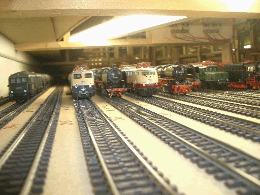 Blick entlang mehrerer Gleise im Schattenbahnhof 4 mit abgestellten Diesel-, Elektro- und Dampflokomotiven