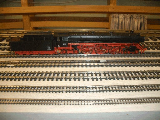 Schwarze Dampflokomotive der Baureihe 05 steht auf Gleisen des Prüfstands.