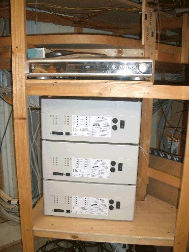 Drei übereinander angeordnete Massoth-Booster in einem neu gebauten Holzregal, darüber ein weiteres elektronisches Gerät.