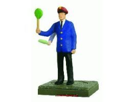 Modellfigur eines Fahrdienstleiters mit blauer Jacke und erhobener grüner Signalkelle.
