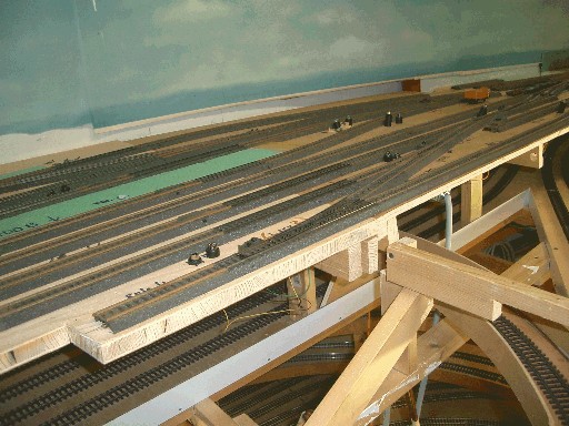 Blick auf das noch im Bau befindliche Bahnhofsmodul 6 der Modellbahnanlage. Zwischen den zahlreichen parallel verlaufenden Gleisen ist die nachträglich eingebaute Weiche zu sehen. Darunter verlaufen weitere Gleise auf mehreren Ebenen.