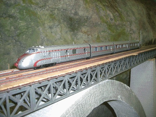 Modellbahnzug Senator auf der Brücke der Paradestrecke