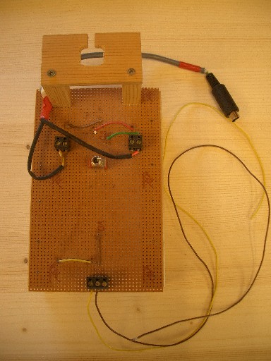 Selbst gebautes Prüfgerät auf einer Lochrasterplatine mit Holzhalterung, Anschlusskabeln und PS/2-Stecker zum Testen von Modellbahnsignalen.