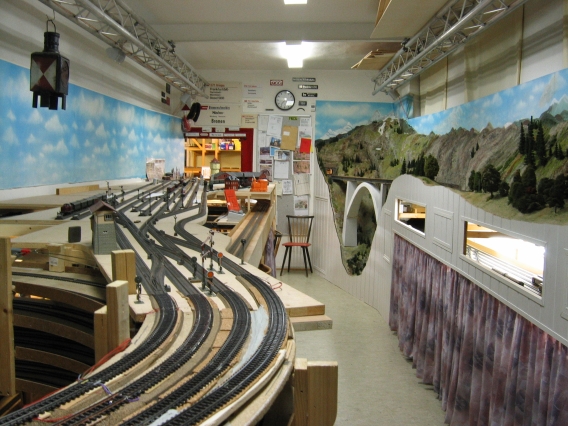 Blick in den Anlagenraum des MEC Gernsheim mit Gleisanlagen und Modellbahnlandschaft im Bau.