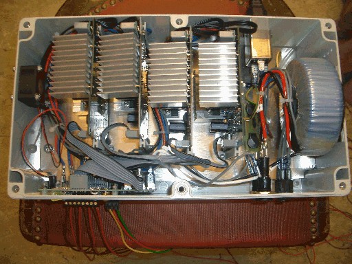 Geöffnetes Gehäuse eines Massoth-Spezialboosters mit großem Ringkerntrafo, Kühlkörpern und elektronischen Bauteilen.