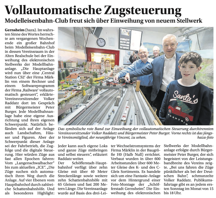Zeitungsartikel der Ried-Information vom 13. Dezember 2025 mit der Überschrift „Vollautomatische Zugsteuerung“ über die Einweihung des neuen elektronischen Stellwerks beim MEC Gernsheim. Das Artikelfoto zeigt Bürgermeister Peter Burger, Vereinsmitglieder und einen Jungen an der Modellbahnanlage.