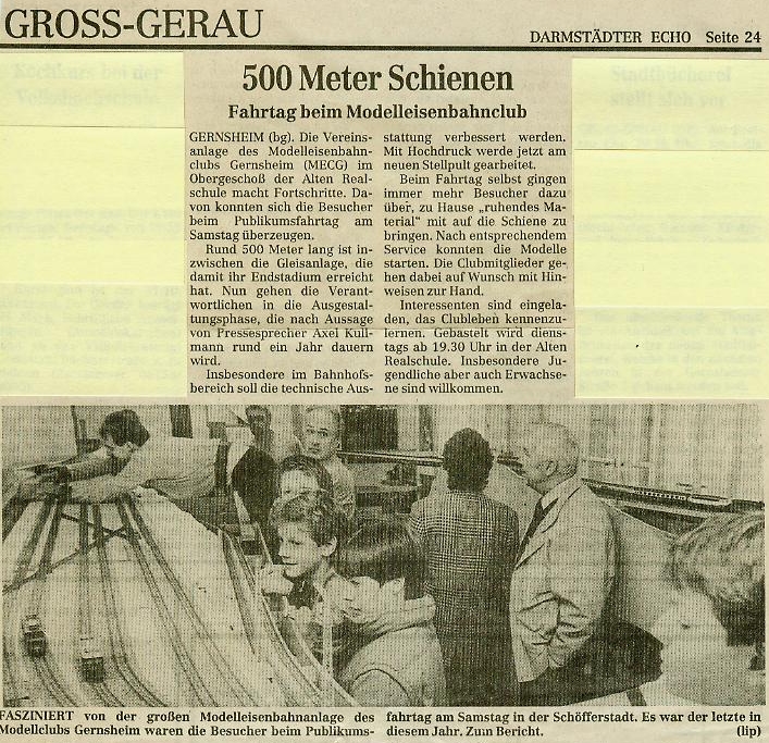 Historischer Zeitungsausschnitt aus dem Darmstädter Echo mit der Überschrift „500 Meter Schienen“. Unter dem Bericht über einen Publikumsfahrtag des MEC Gernsheim zeigt ein Schwarz-Weiß-Foto mehrere Besucher, darunter Kinder, an der damaligen Modellbahnanlage.
