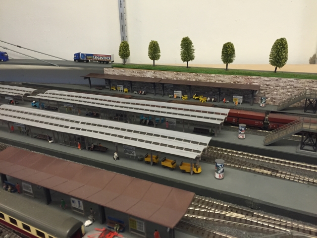 Bahnsteige mit Überdachungen - rechts im Bild befindet sich eine Litfaßsäule