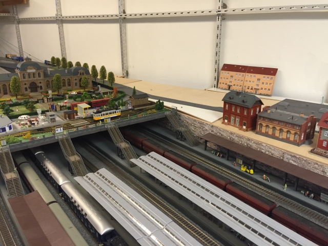 Bahnsteige mit Zugangstreppen und Blick auf den Bahnhofsvorplatz