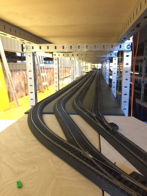 Blick entlang der drei Abstellgleise des Schattenbahnhofs auf Ebene −2. Im Vordergrund verzweigt sich die Zufahrt über mehrere Weichen in die Gleise für längere Züge.