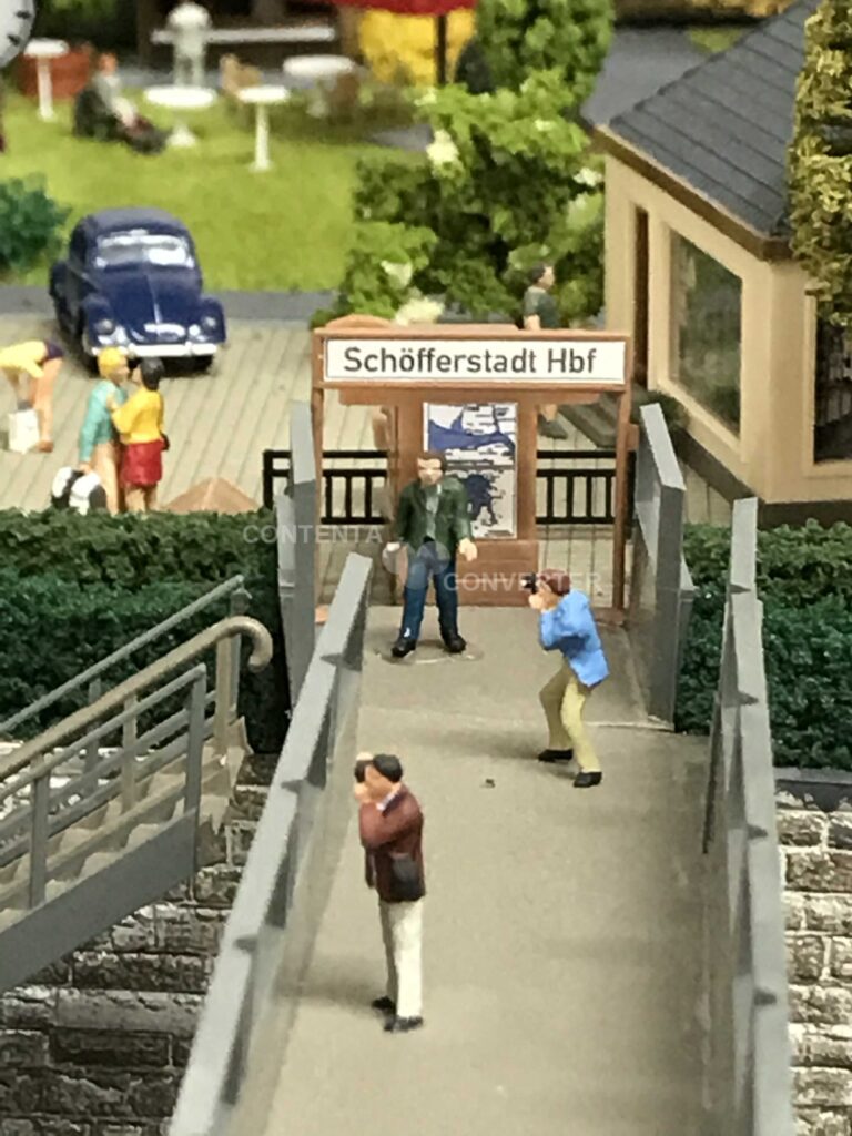 Mehrere Fotografen stehen auf der Überführung der Gleise und fotografieren.