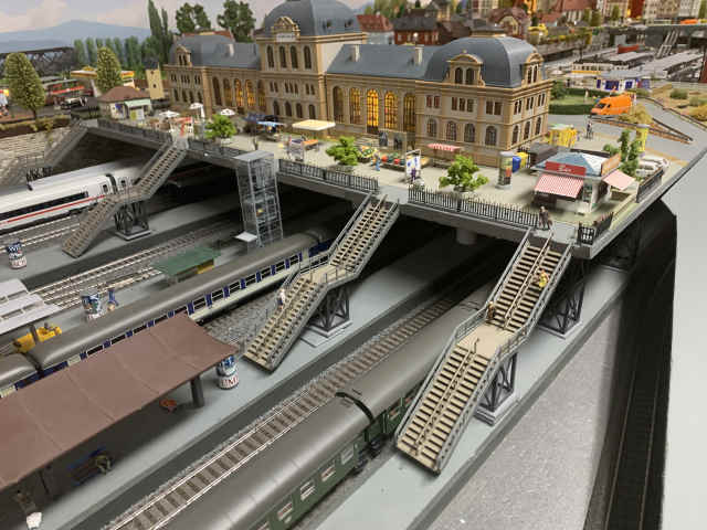 Treppen zu den Gleisen. Im Hintergrund sieht man das Bahnhofsgebäude