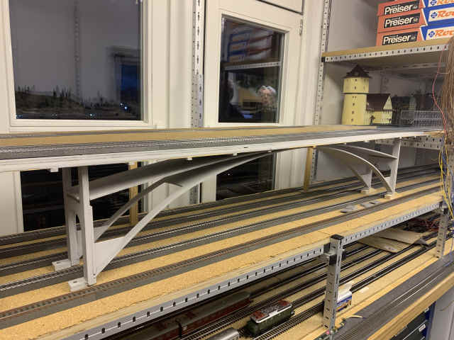 Gleisbrücke zwischen Ebene 1 und Ebene 2 im hinteren Raum der Modellbahnanlage.