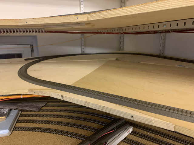 Kehrschleife der Paradestrecke auf Ebene 2 im hinteren Raum der Modellbahnanlage.