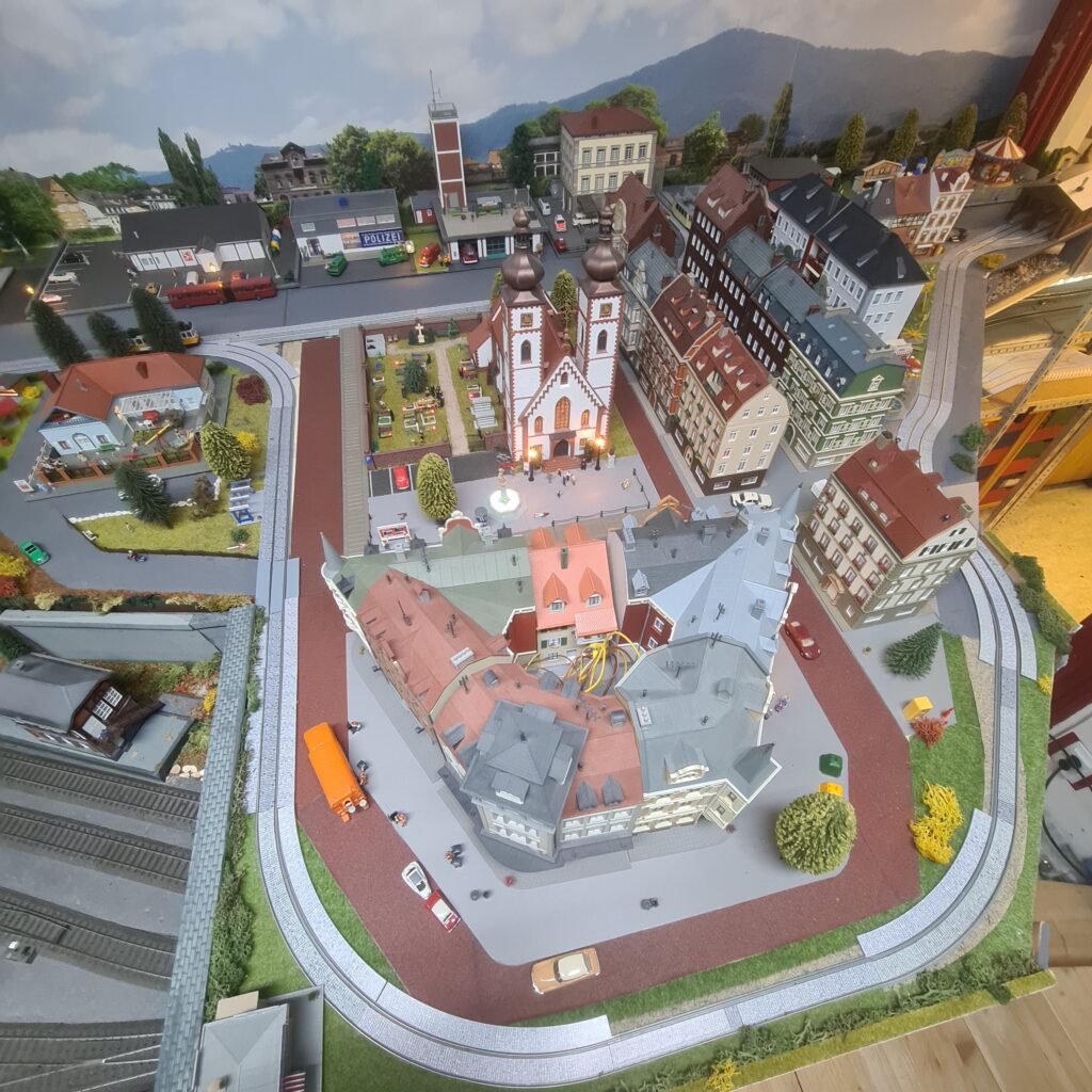 Blick von oben auf die Innenstadt von Schöfferstadt mit Kirche, historischen Häusern und Straßen.