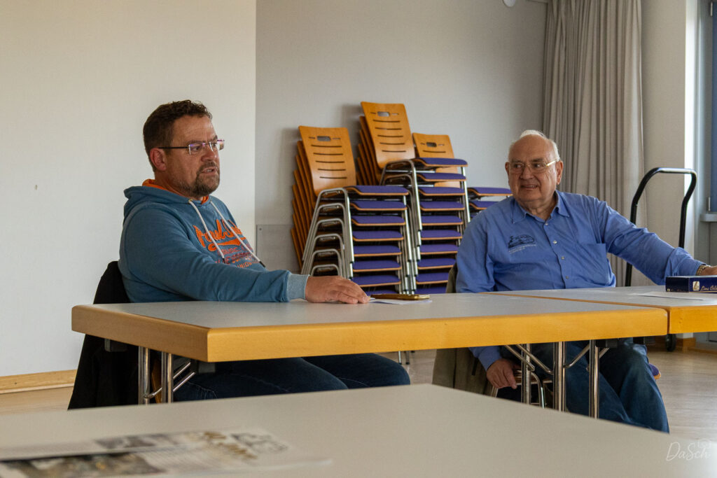 Dirk Collin (stellv. BDEF Vorsitzender)und Volker Raddatz (1. Vorsitzender des MEC Gernsheim) sitzen während des BDEF-Regionaltreffens gemeinsam an einem Konferenztisch.