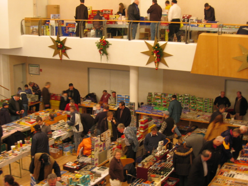 Blick von oben auf die Modellbahnbörse in der Gernsheimer Stadthalle mit zahlreichen Besuchern und Verkaufsständen.