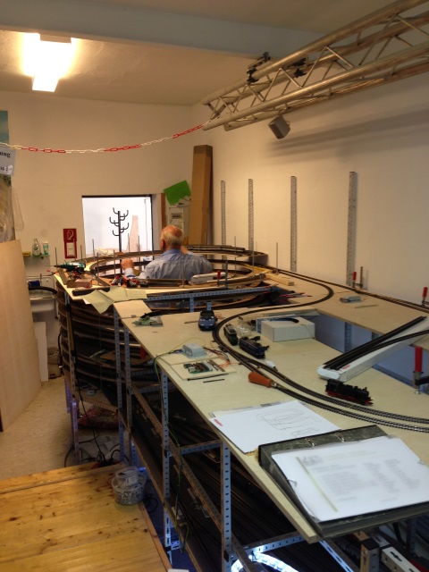Blick auf den mehrstöckigen Gleiswendel der MEC-Vereinsanlage während der Bau- und Testphase.