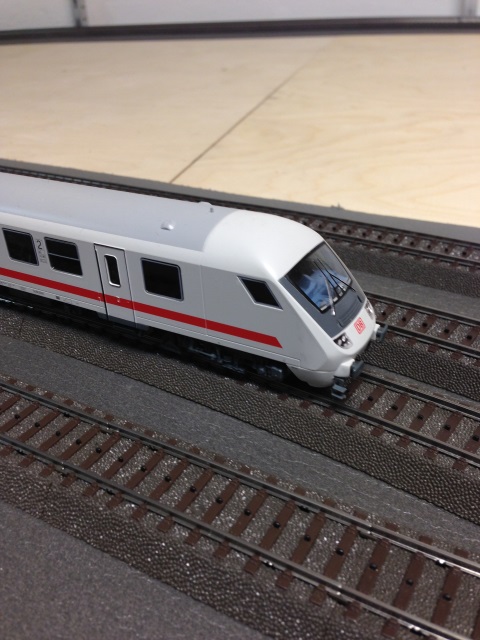 IC-Steuerwagen in weiß-roter Lackierung auf einem Gleis der Modellbahnanlage