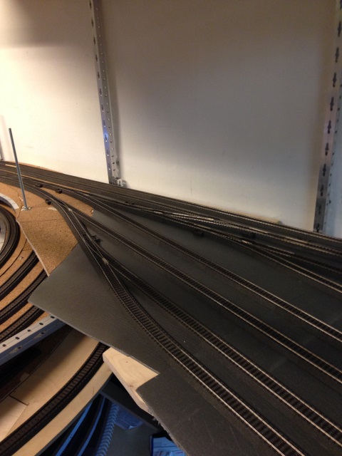 Mehrere parallel verlaufende Modellbahngleise mit Weichen auf einer gebogenen Anlagenplatte