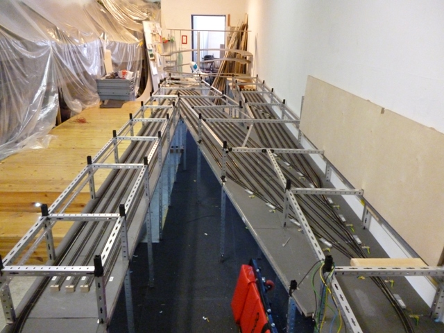 Langer Anlagenunterbau aus Metallprofilen während der Aufbauarbeiten