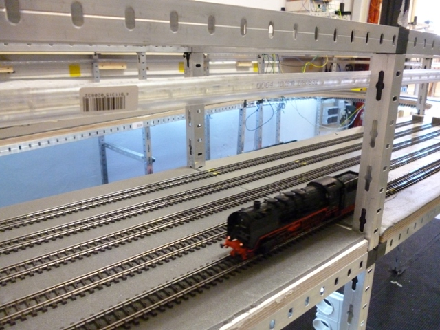 Dampflokomotive auf einem Gleis unterhalb der Metallkonstruktion