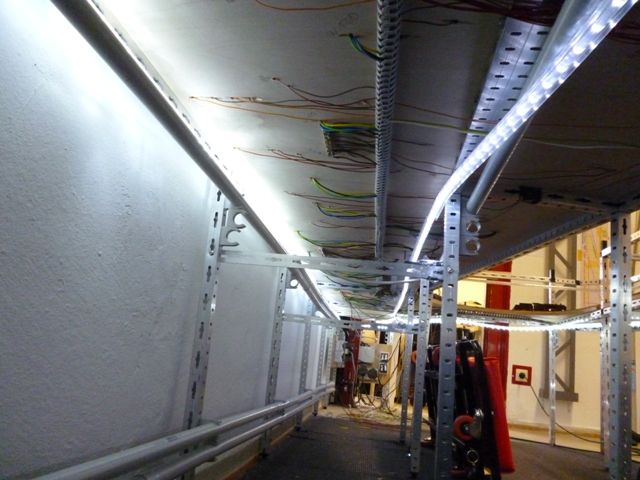 Blick unter die Modellbahnanlage auf die Verkabelung und die montierten LED-Lichtleisten