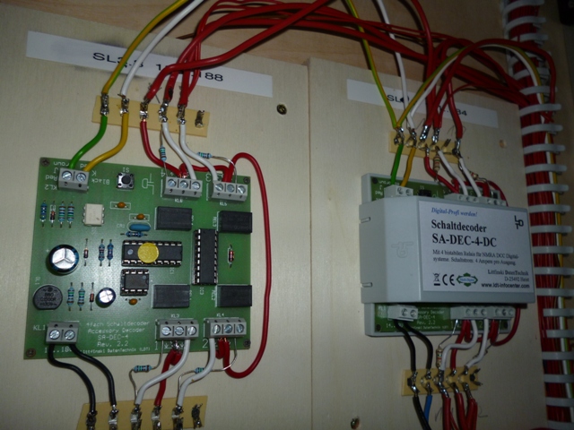 Elektronische Steuerplatine und Schaltdecoder mit angeschlossenen Kabeln