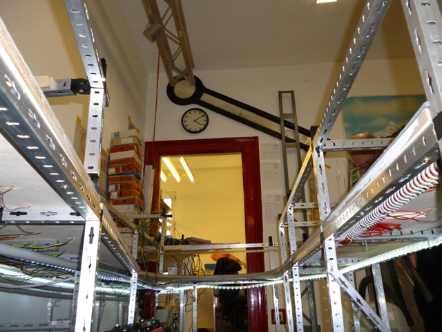 Blick durch die Metallkonstruktion des Anlagenunterbaus in den Vereinsraum