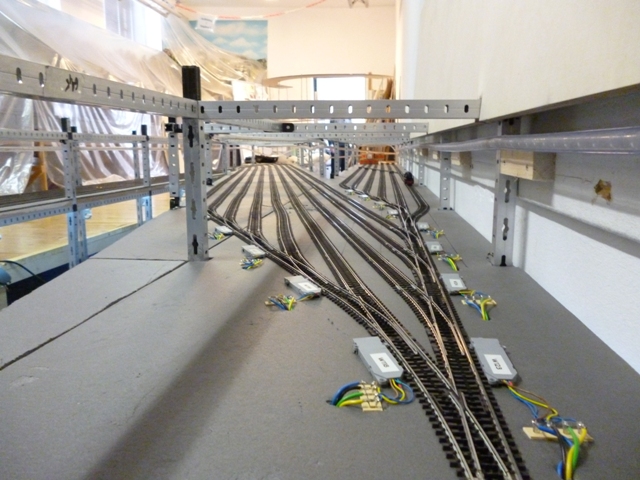 Verlegte Modellbahngleise mit mehreren Weichen auf einer noch ungestalteten Anlagenplatte