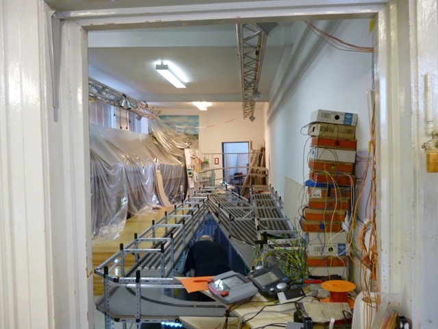 Blick durch die Tür auf die Baustelle mit Metallrahmen und Baumaterial