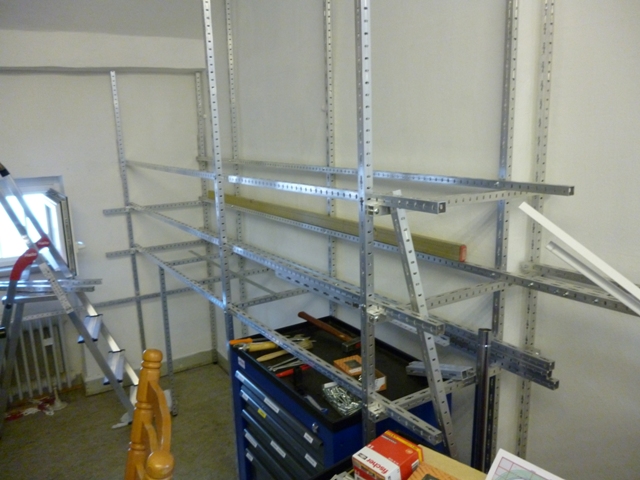 Metallregalkonstruktion als Unterbau der neuen Modellbahnanlage im Vereinsraum