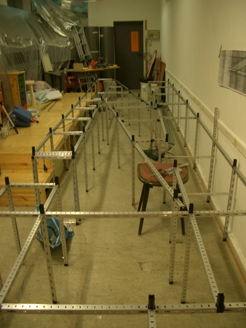 Blick entlang der noch offenen Unterkonstruktion aus Metallprofilen für die unterste Ebene der Modellbahnanlage.