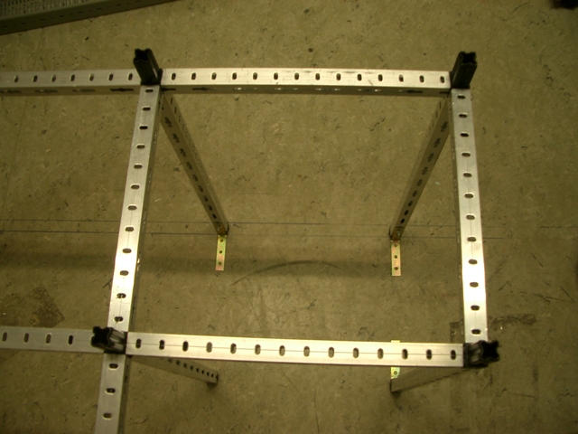 Nahaufnahme einer verschraubten Metallkonstruktion aus Vierkant-Aluminiumprofilen beim Wiederaufbau der Modellbahnanlage.