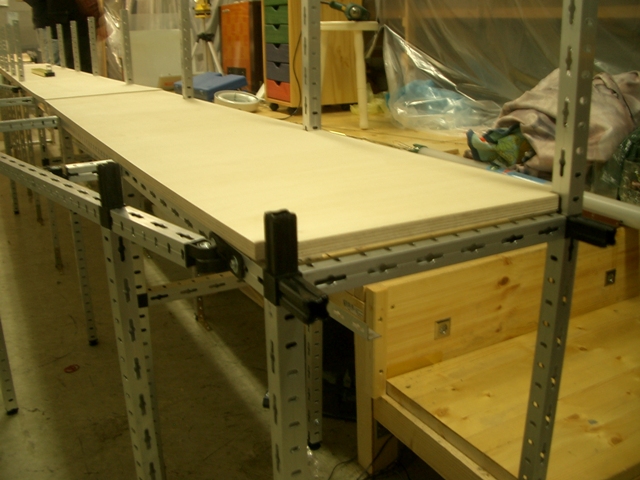 Helle Multiplexplatten liegen auf der Metallunterkonstruktion und bilden die Trägerfläche für die späteren Modellbahngleise.