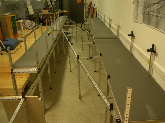 Blick auf die Unterkonstruktion der Modellbahnanlage mit grauen Dämmmatten auf den Multiplexplatten zur Geräuschreduzierung.